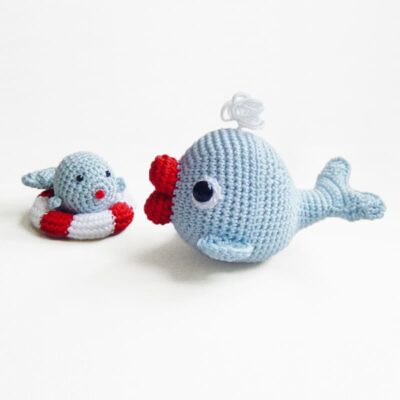 Amigurumi crochet mama and baby whale with the lifebelt.